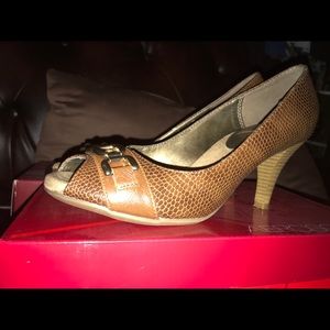 Aerosoles brown and snakeskin heels. EUC